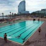 Socios del histórico Club Natación Barcelona nadan este lunes, día en que el gobierno ha permitido la reapertura de las piscinas para uso deportivo durante la fase 1 de la desescalada del estado de alarma por el coronavirus.
