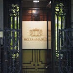 Puerta de entrada al edificio de la Bolsa de Madrid