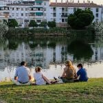 Familia sentada junto a un río