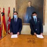 El alcalde de Salamanca, Carlos García Carbayo, junto al director territorial de Unicaja Banco, Manuel Rubio, tras la firma del acuerdo para facilitar la financiación a pymes