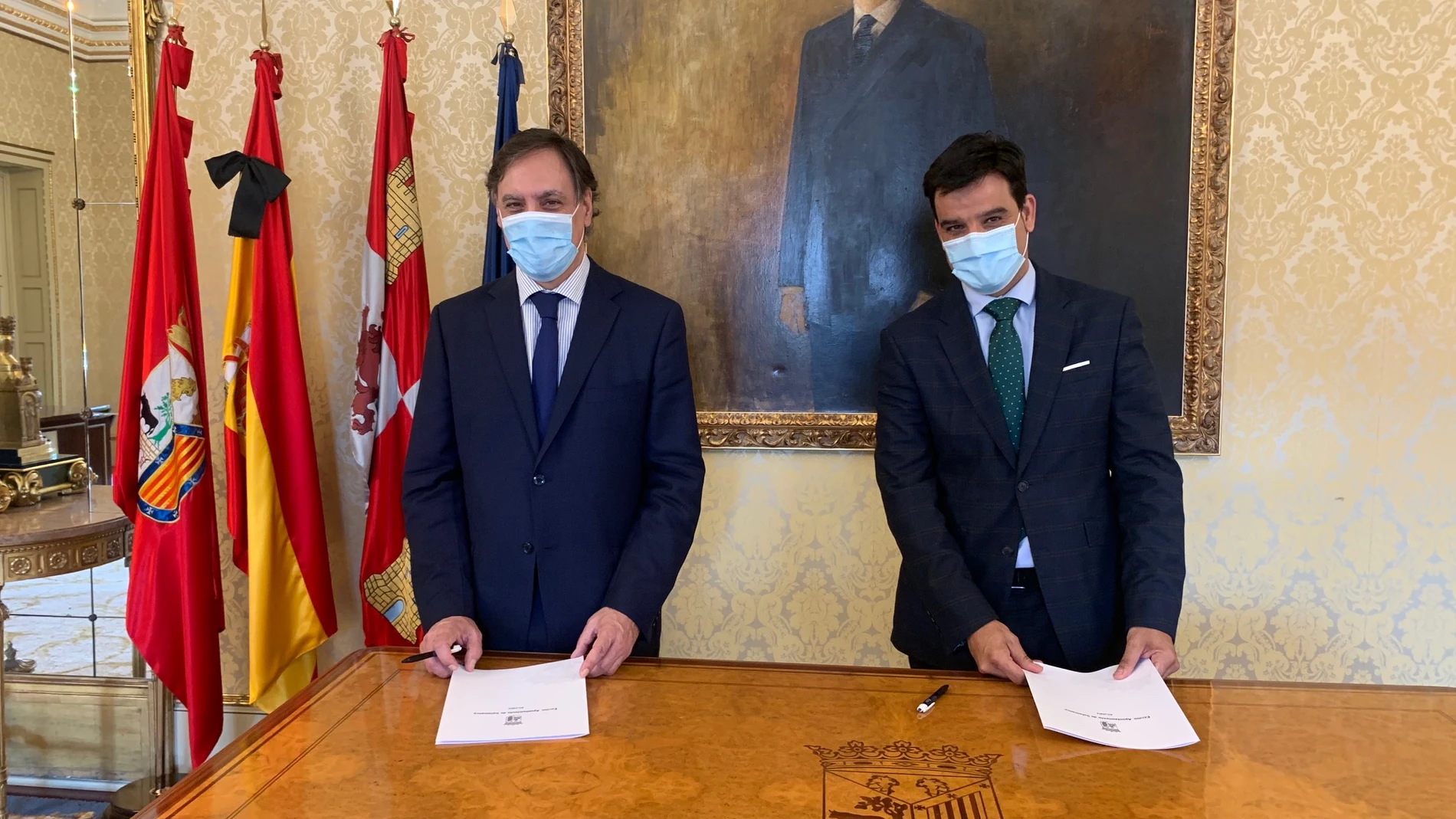 El alcalde de Salamanca, Carlos García Carbayo, junto al director territorial de Unicaja Banco, Manuel Rubio, tras la firma del acuerdo para facilitar la financiación a pymes