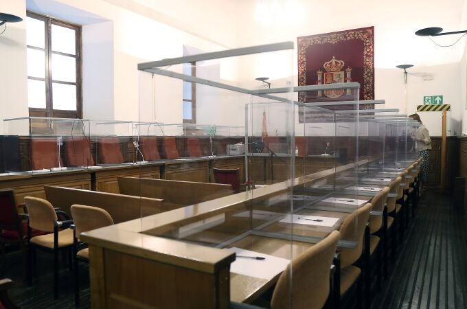 Imagen de la sala de la Audiencia de Granada con medidas de seguridad por la Covid-19. Pool