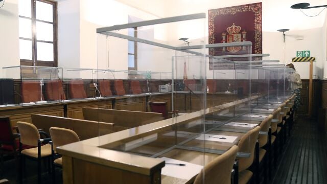Imagen de la sala de la Audiencia de Granada con medidas de seguridad por la Covid-19. Pool