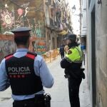 Operativo de Mossos d'Esquadra y Guardia Urbana contra narcopisos del Raval