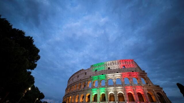-FOTODELDÍA- Roma (Italia), 31/05 / 2020.- Los colores de la bandera italiana se proyectan en el Coliseo Romano, durante la Fase 2 del plan de emergencia Covid-19, en Roma, Italia, el 31 de mayo de 2020. El Coliseo vuelve a abrir mañana con un servicio médico dedicado a los visitantes que tendrán fiebre en el control con los termoscanners instalados en el acceso. Además del personal del Parque del Coliseo, también se garantizará la asistencia del personal médico y de enfermería. EFE / EPA / MASSIMO PERCOSSI