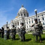 Miembros de la Guardia Nacional y las fuerzas estatales protegen la sede del Capitolio de San Paul, Minnesota, Estados Unidos