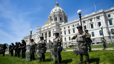 Miembros de la Guardia Nacional y las fuerzas estatales protegen la sede del Capitolio de San Paul, Minnesota, Estados Unidos