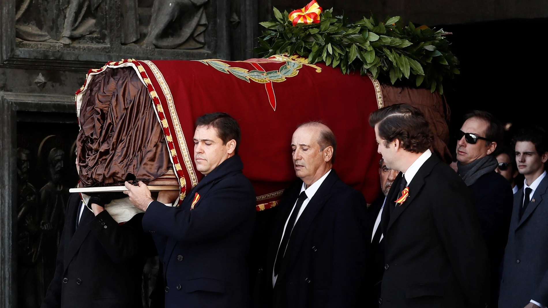 Los familiares portan el féretro a la salida de la basílica del Valle de los Caídos, el pasado 24 de octubre. En el centro, Francisco Franco Martínez-Bordiú. A la izquierda, el bisnieto Luis Alfonso de Borbón