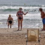 La playa de La Malvarrosa de València en el primer día que la Comunitat Valenciana pasa a la fase 2