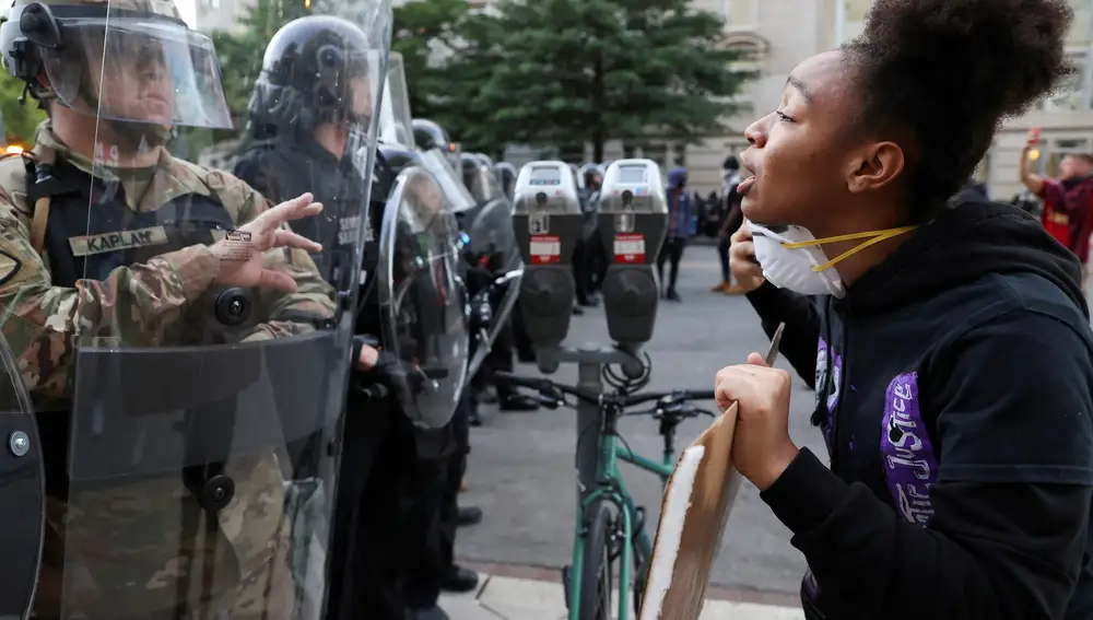 Una manifestante se encara a las fuerzas del orden en una manifestación cerca de la Casa Blanca contra la muerte de George Floyd