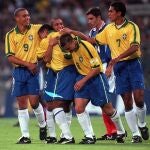 Los jugadores brasileños felicitan a Roberto Carlos después del gol