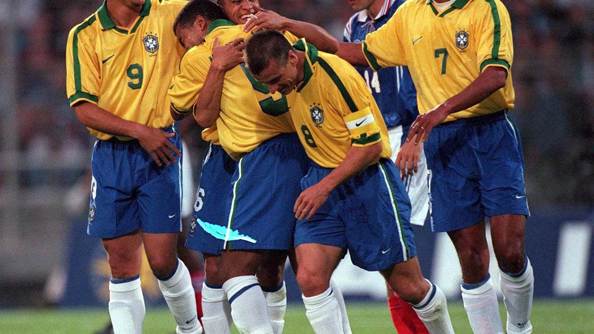 FILE PHOTO: Brazil defender Roberto Carlos celebrates with team mates after scoring with a stunning free kick in a 1-1 draw against the hosts in the Tournoi de France in Lyon.