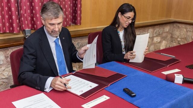 El rector de la UBU, Manuel Pérez Mateos, y la consejera delegada de ASTI Mobile Robotics, Verónica Pascual Boé, en la firma de un convenio anterior