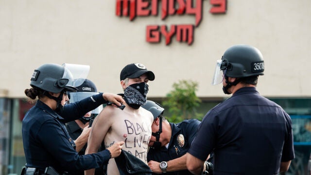 Un manifestante es arrestado por la policía en Minneapolis01/06/2020 ONLY FOR USE IN SPAIN