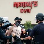 Un manifestante es arrestado por la policía en Minneapolis01/06/2020 ONLY FOR USE IN SPAIN