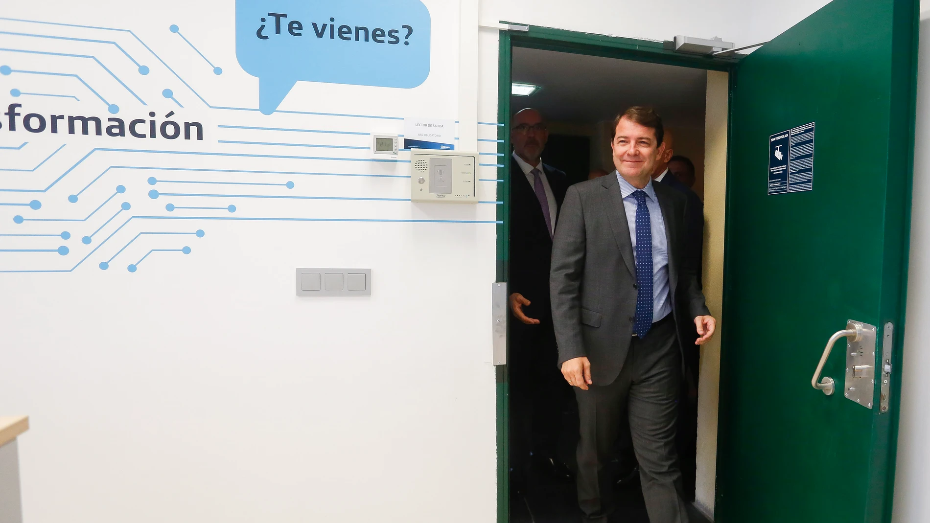 El presidente de la Junta, Alfonso Fernández Mañueco, en una reciente visita al Centro de Ciberseguridad de la Industria 4.0 de Telefónica en León, de mano del Incibe
