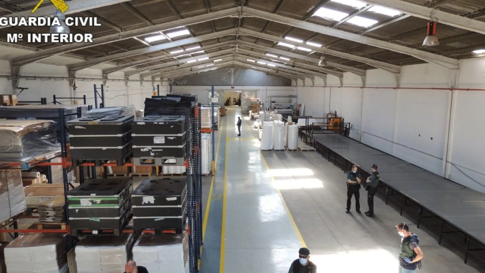 La Guardia Civil encontró mascarillas y viseras de fabricación irregular, durante el registro a la nave de una empresa que blanqueaba dinero del narcotráfico