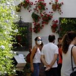 Turistas visitan uno de los doce patios del Palacio de Viana de Córdoba, tras reabrir sus puertas