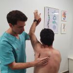 El doctor Antonio Bermejo en su clínica de Valencia