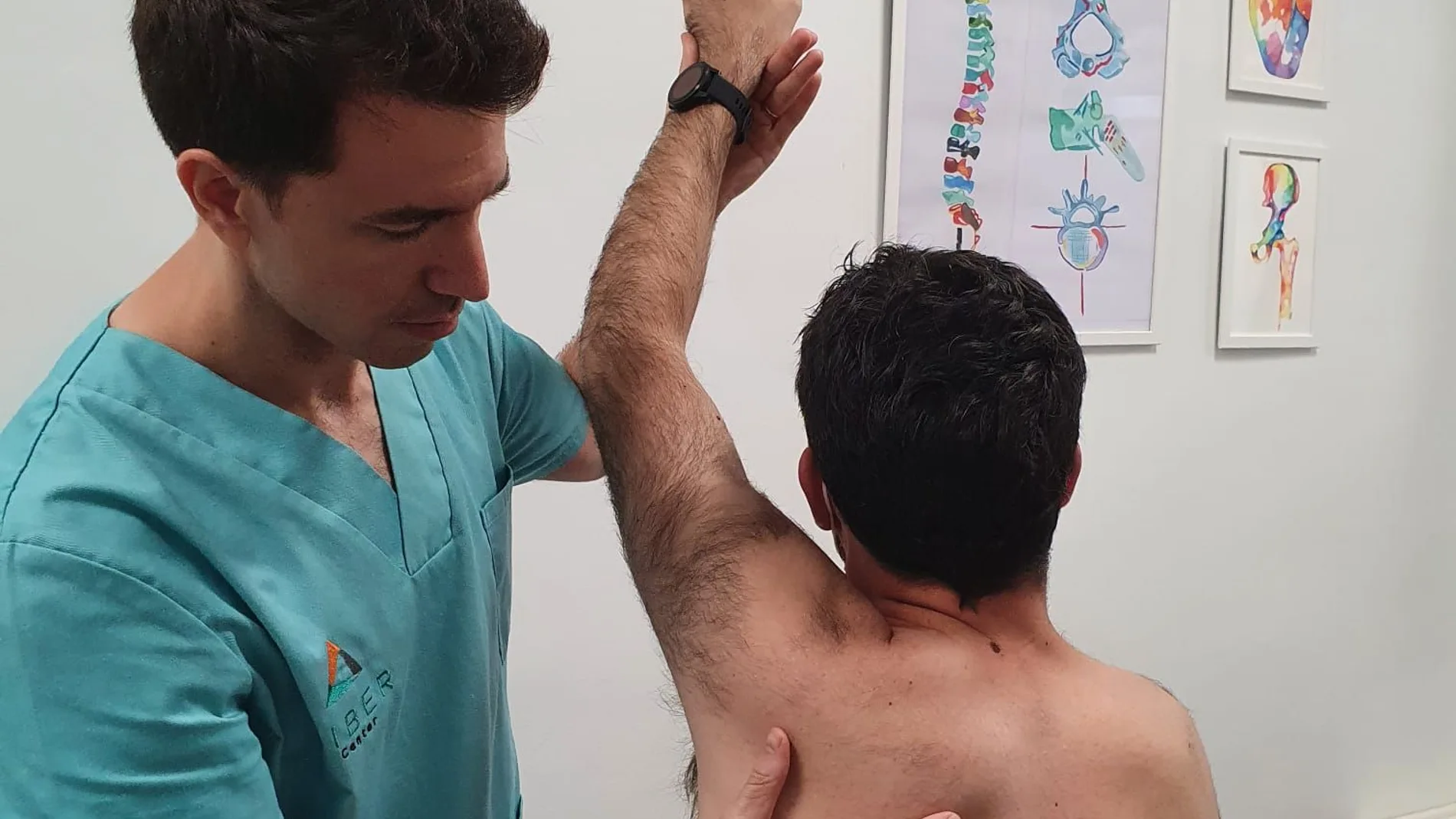 El doctor Antonio Bermejo en su clínica de Valencia