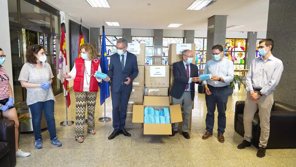 Entrega de material de protección a los representantes de Cruz Roja, Cermi y Cáritas en Valladolid