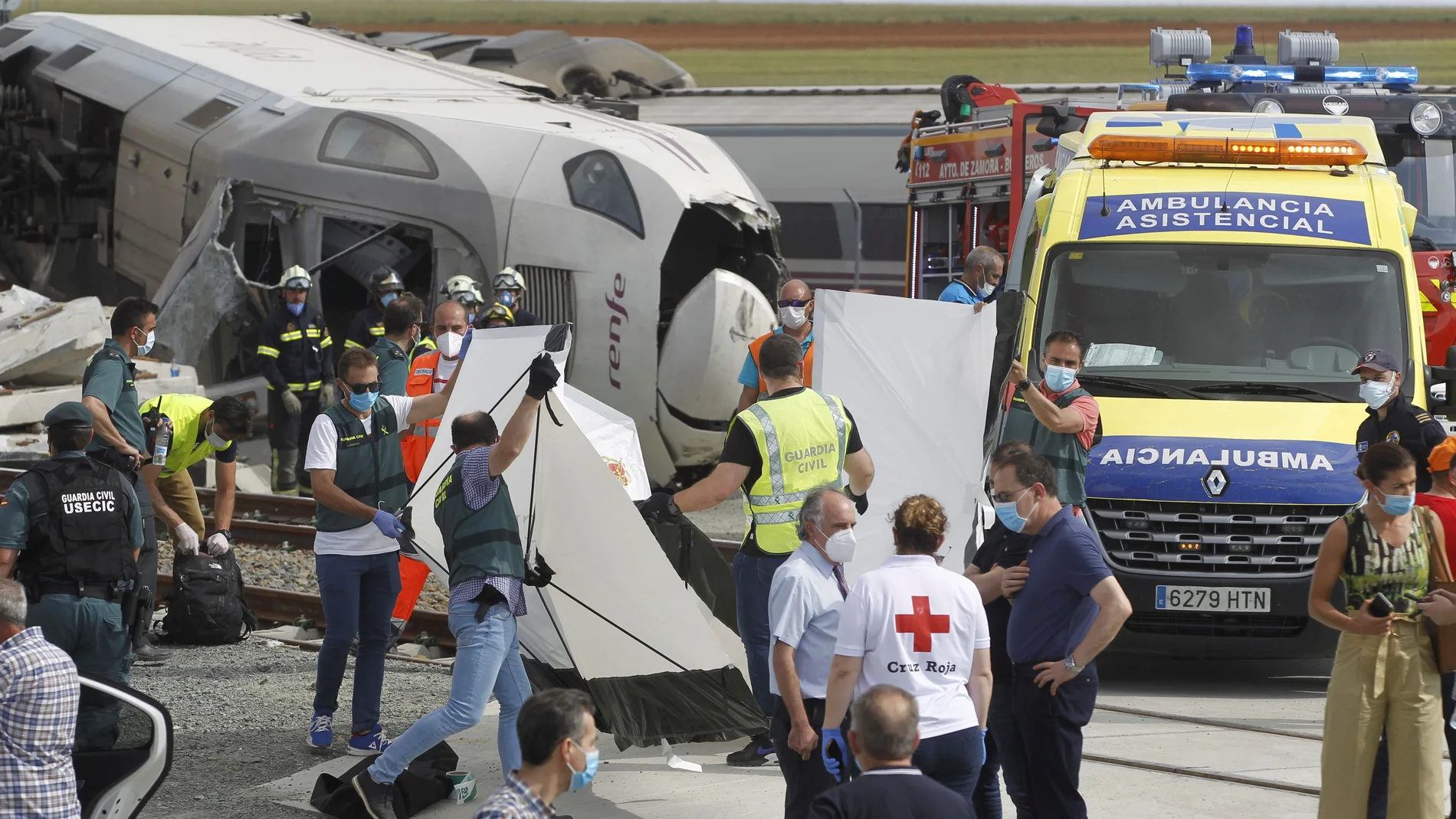 Efectivos sanitarios y de la Guardia Civil acuden al lugar donde la locomotora de un tren Alvia ha arrollado a un vehículo EFE/ Mariam Montesinos