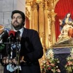 El jefe del Ejecutivo autonómico, Fernando López Miras, entrega la imagen de la Virgen de la Caridad, patrona de Cartagena, al hermano mayor del Santo y Real Hospital de la Caridad, José Vera, tras el proceso de recuperación al que ha sido sometida en elGOBIERNO REGIONAL03/06/2020