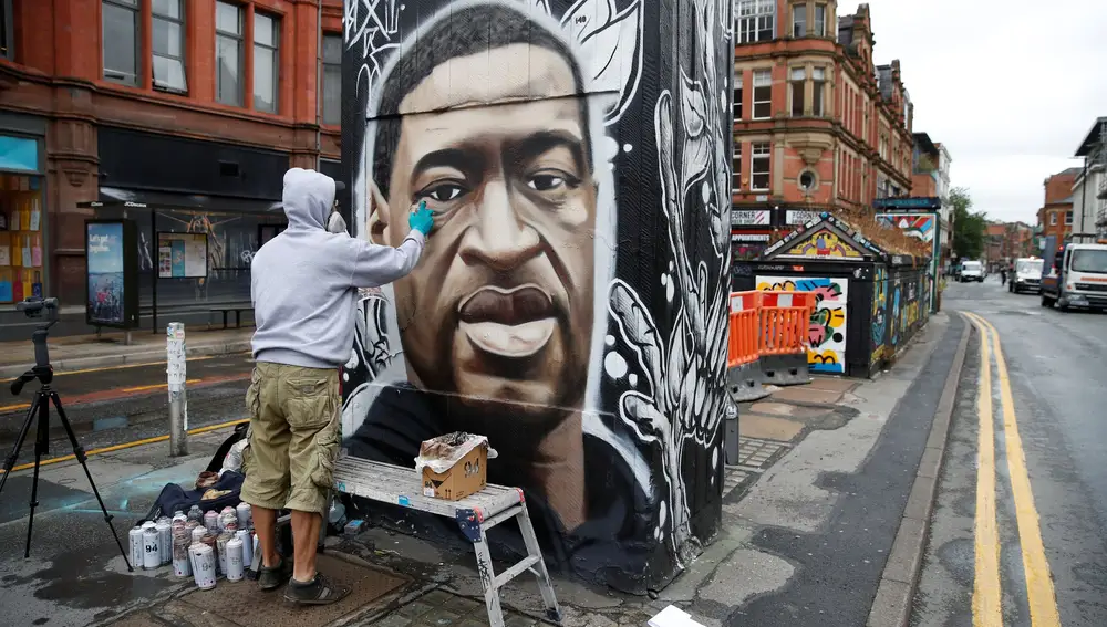 El artista Akse trabaja en un mural con el rostro de George Floyd en Stevenson Square, Manchester, Reino Unido