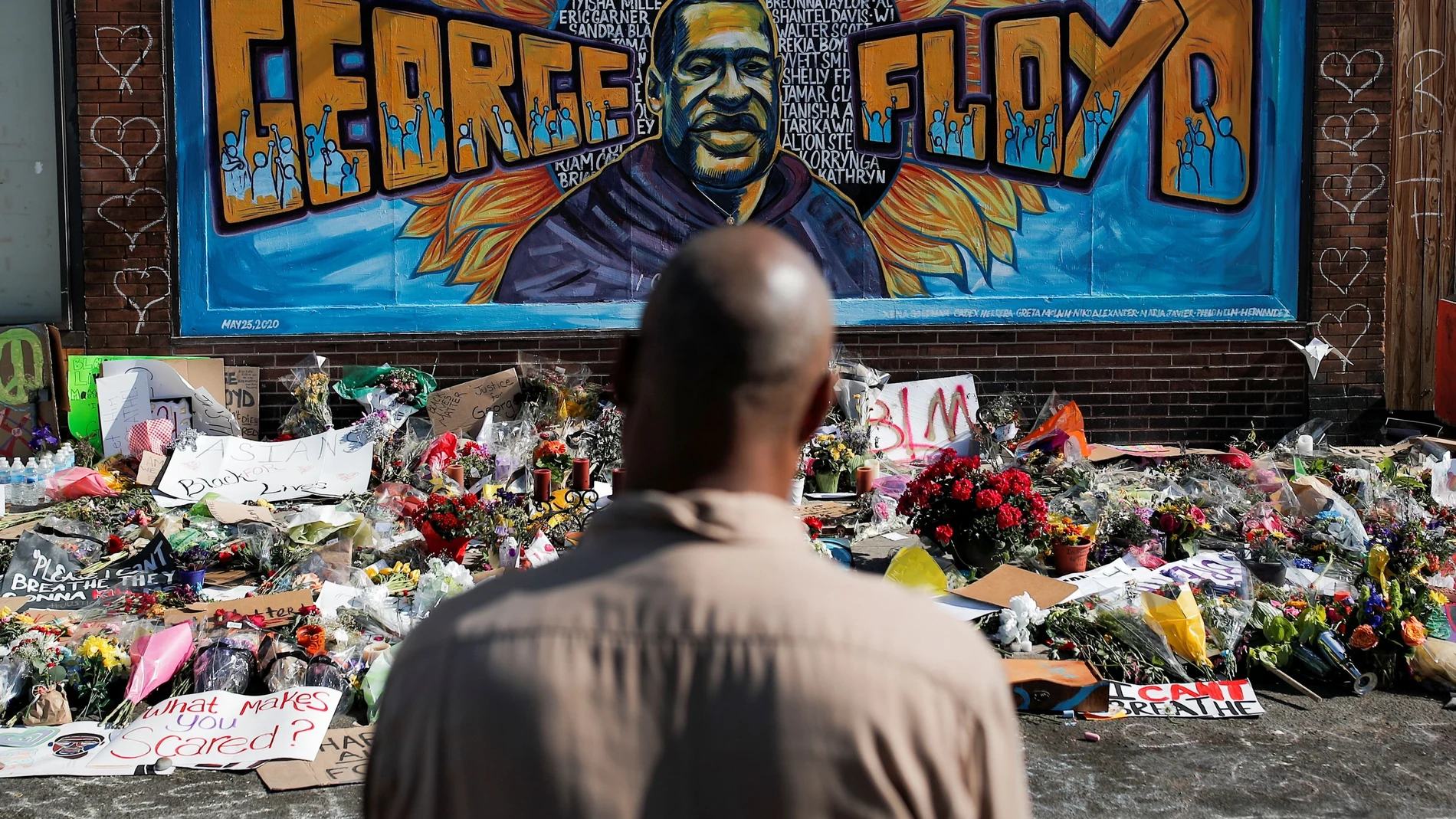 A local resident stands in front of a makeshift memorial honoring George Floyd, at the spot where he was taken into custody, in Minneapolis, Minnesota, U.S., June 1, 2020. REUTERS/Carlos Barria