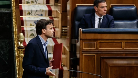 El diputado de Unidas Podemos, Jaume Asens pasa por delante del presidente del Gobierno, Pedro Sánchez, en un pleno del Congreso de los Dipuados