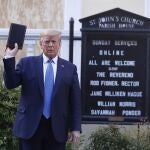 Trump levantando la Biblia en la Iglesia de St Johns en Washington
