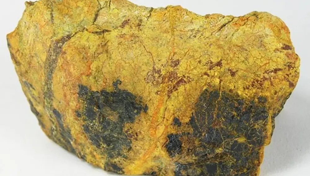 Una muestra de uraninita, uno de los minerales de los que se extrae el uranio. Contiene un 0,7% de U-235 y un 99,3% de U-238.