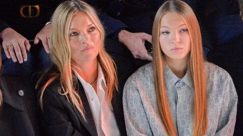 Kate Moss y su hija en un desfile en París.