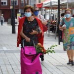 Día de mercado en Ponferrada durante la fase dos de la desescalada, en el que han iniciado su actividad los puestos de flores