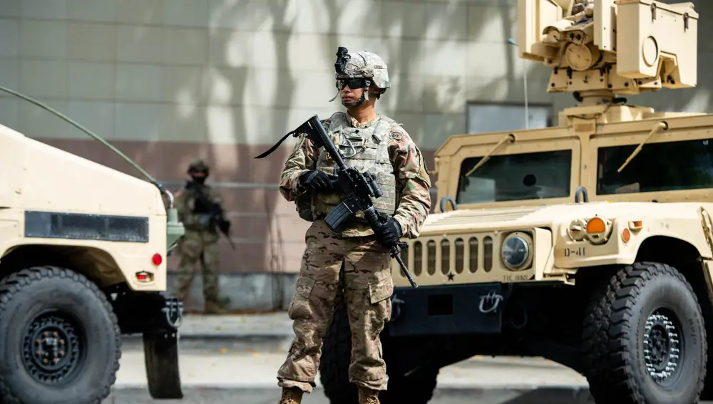 Un soldado de la Guardia Nacional de Estados Unidos vigila el Ayuntamiento de Los Ángeles durante una protesta tras la muerte violenta del afroamericano George Floyd