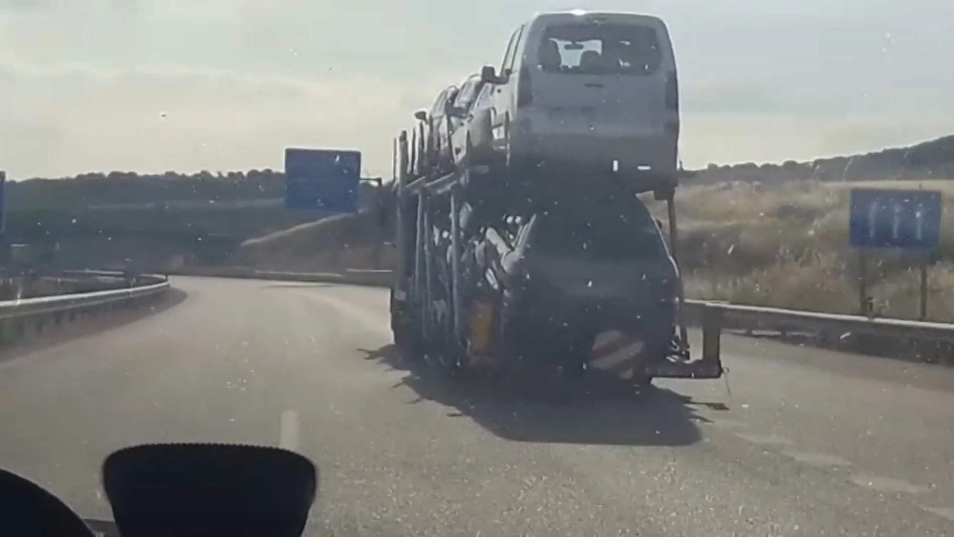Un conductor de camión haciendo zig zag por la carretera de Badajoz
