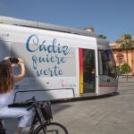 La campaña #Cádizquiereverte en al tranvía de Sevilla