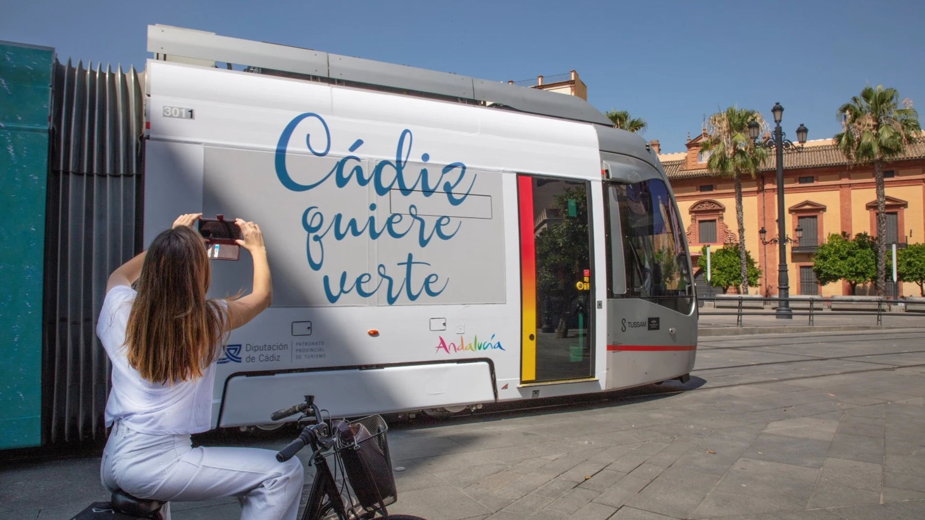 CádizAlDía.-Turismo.- Diputación estrena '#CádizQuiereVerte' en el tranvía de Sevilla