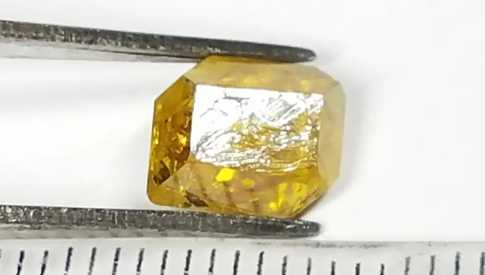 Un diamante sintético de aproximadamente medio centímetro de lado.