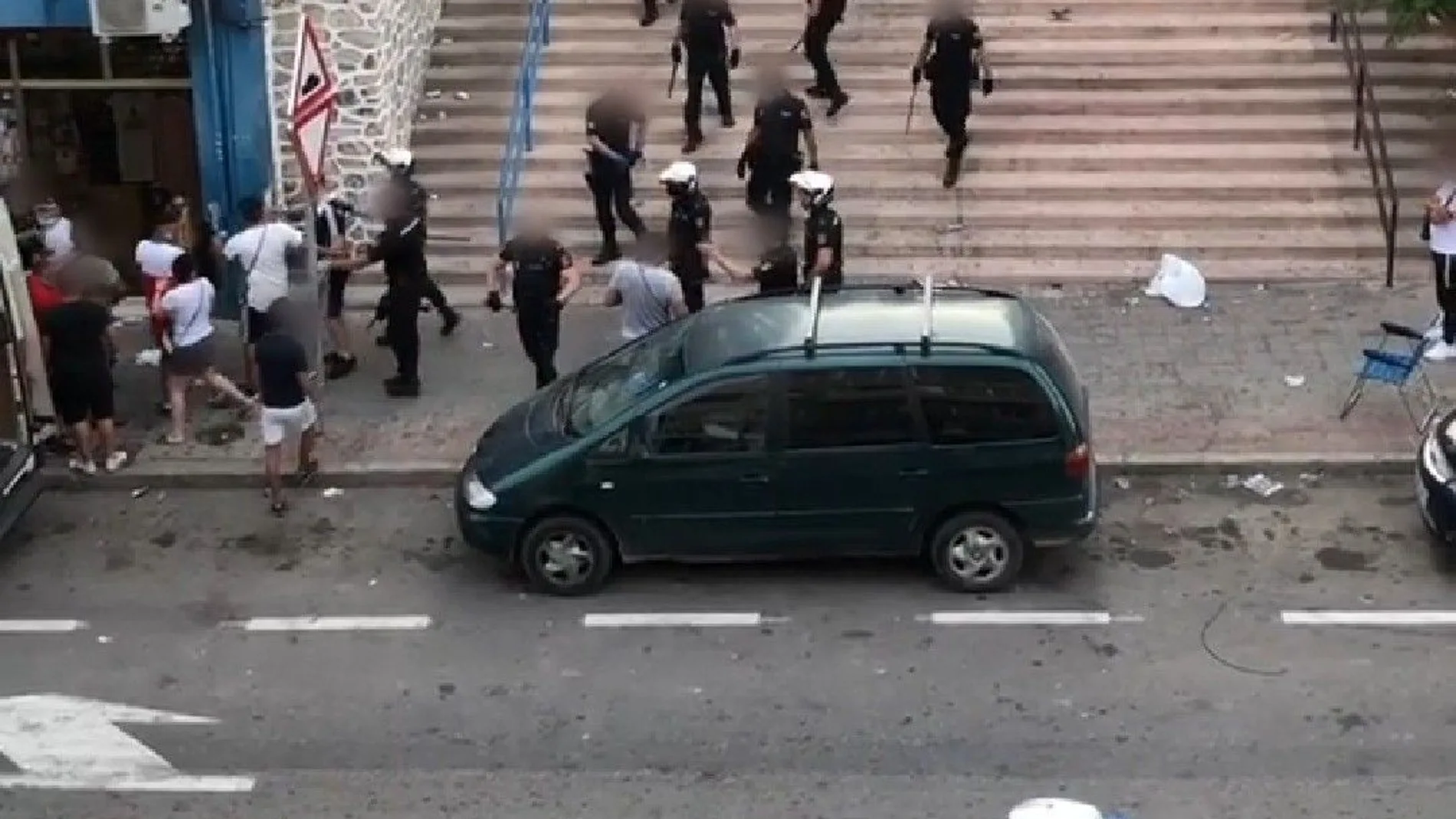 Imagen de la intervención de los agentes de la Policía Nacional realizada en el barrio de Colonia Requena en Alicante