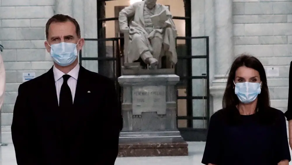 Madrid (Spain), 04/06/2020.- A handout photo made available by Spanish Royal Household of Spain's King Felipe VI (L) and Queen Letizia (R) pose for a group photo upon their arrival to chair a meeting of the permanent commission of Spanish National Library in Madrid, Spain, 04 June 2020. (España) EFE/EPA/FRANCISCO GOMEZ / ROYAL HOUSEHOLD / HANDOUT HANDOUT EDITORIAL USE ONLY/NO SALES