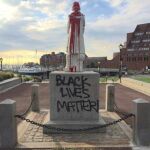 La estatua de Cristóbal Colón, en Boston (Massachussets), con pintura roja