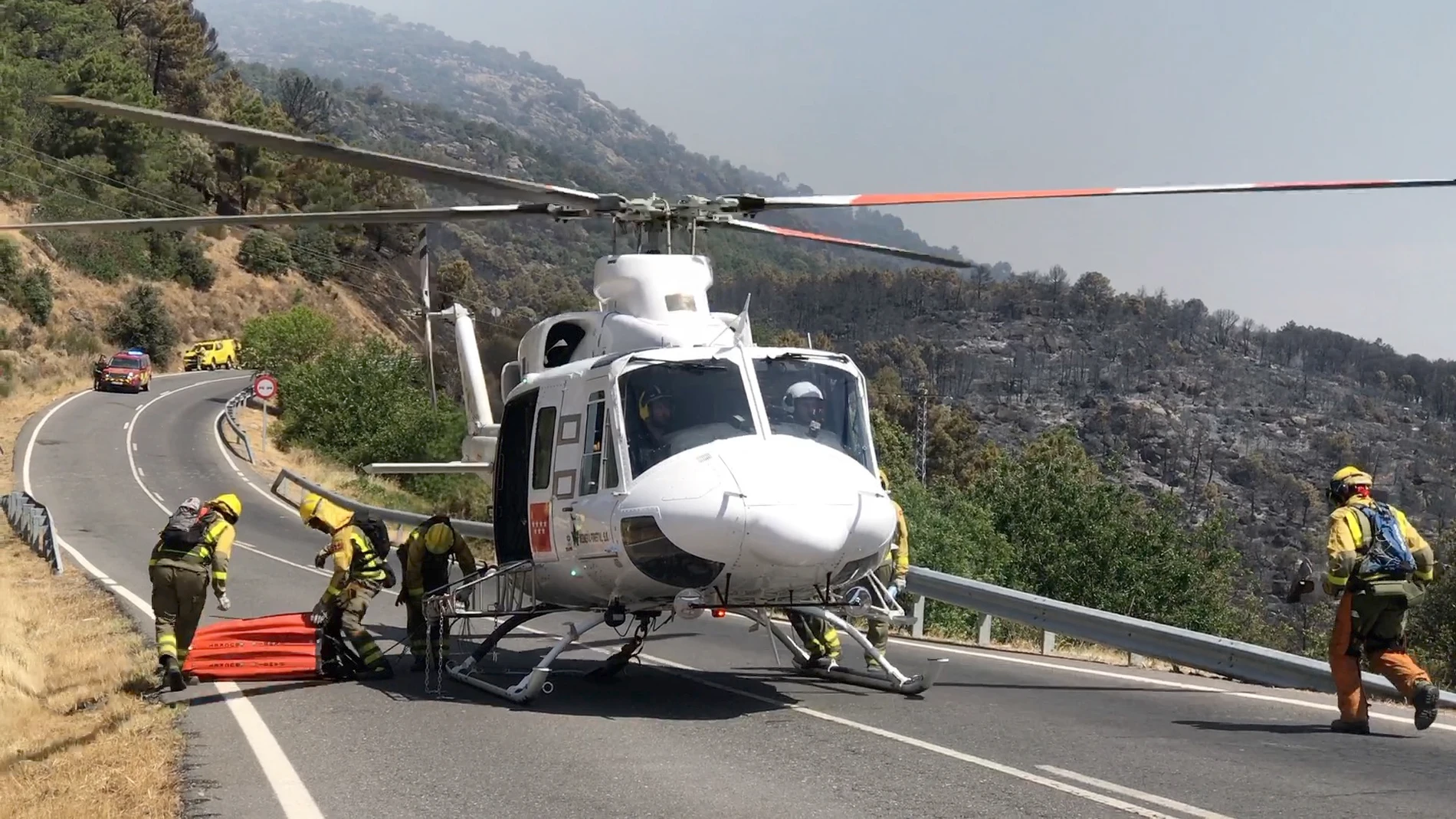 Los helicópteros son del tipo biturbina, con capacidad para transportar al personal del grupo de extinción y a la propia tripulación. Además, los aparatos cuentan con un depósito colgante, llamado “helibalde”.