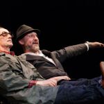 La obra de Mayorga reunió a Daniel Albaladejo (con sombrero) y a César Sarachu sobre el escenario
