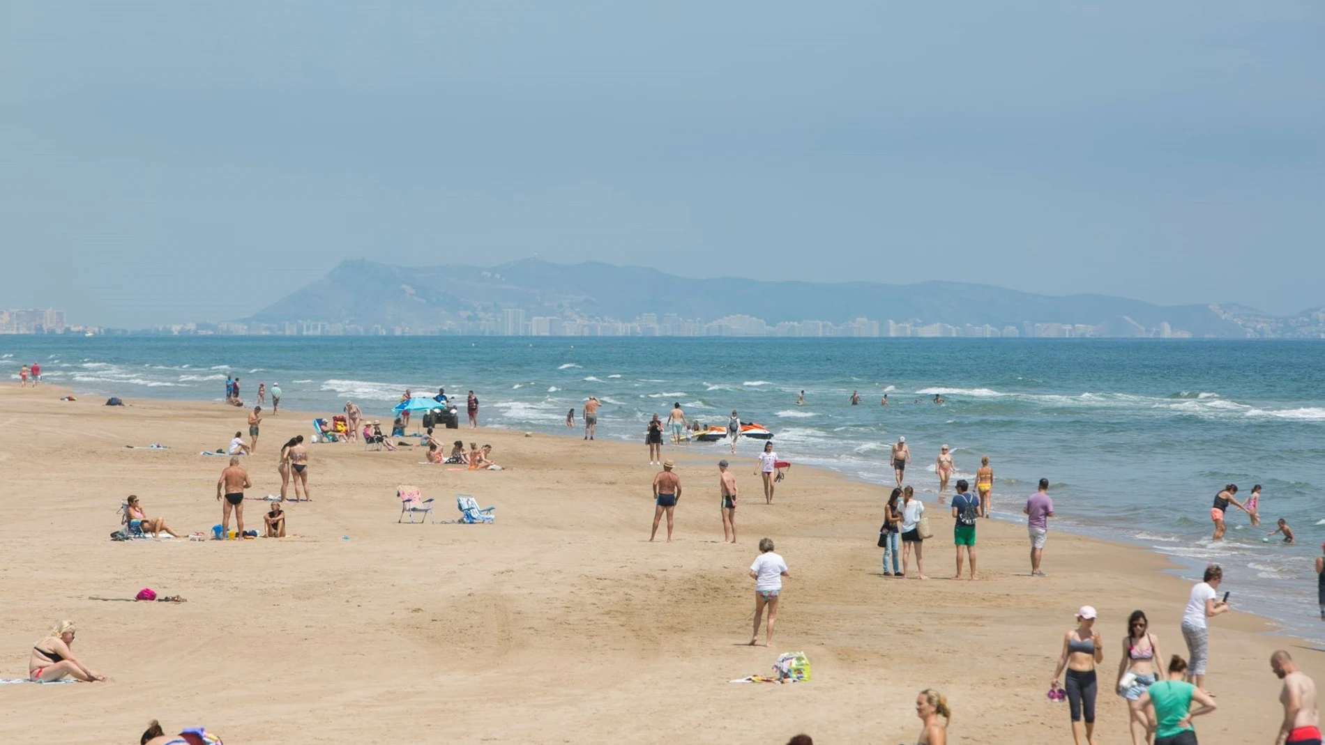 Turismo.- La playa de Gandia (Valencia) contará con una brigada municipal para recordar las normas contra el coronavirus