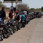 Una fila de coches y motos para repostar gasolina en una estación de Maracaibo