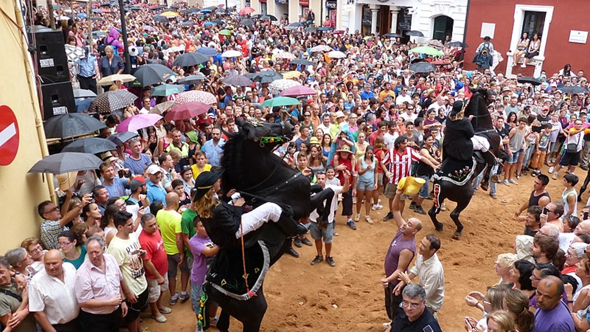 El jaleo en las fiestas de Menorca es de los momentos más divertidos del verano.