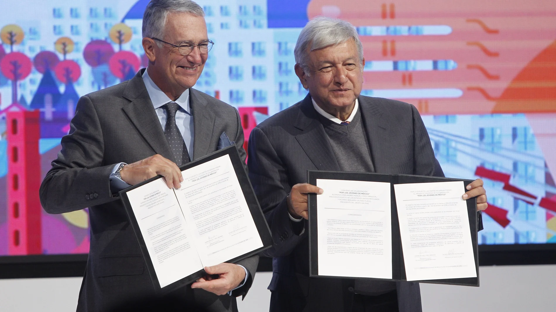 Ricardo Salinas Pliego, presidente de grupo Salinas, posa junto al presidente de México, Andrés Manuel López Obrador, en una foto de archivo