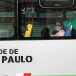 AME4491. SAO PAULO (BRASIL), 04/06/2020.- Personas con tapabocas utilizan este jueves un bus de transporte público en Sao Paulo (Brasil). Brasil está cerca de superar a Italia y convertirse en el tercer país del mundo con más fallecidos por COVID-19 tras alcanzar las 32.548 muertes, en momentos en que varios estados del país han comenzado su desescalada pese a la tendencia aún creciente de la pandemia. EFE/Sebastião Moreira