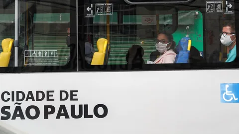 AME4491. SAO PAULO (BRASIL), 04/06/2020.- Personas con tapabocas utilizan este jueves un bus de transporte público en Sao Paulo (Brasil). Brasil está cerca de superar a Italia y convertirse en el tercer país del mundo con más fallecidos por COVID-19 tras alcanzar las 32.548 muertes, en momentos en que varios estados del país han comenzado su desescalada pese a la tendencia aún creciente de la pandemia. EFE/Sebastião Moreira